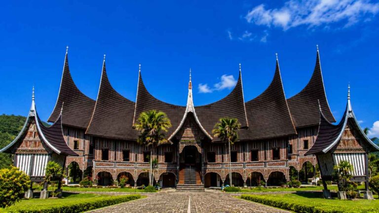 Mitologi Suku Minangkabau: Hikayat Perkawinan dengan Dewa